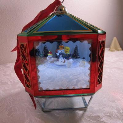 Musical Magic Scene ornament, has stand