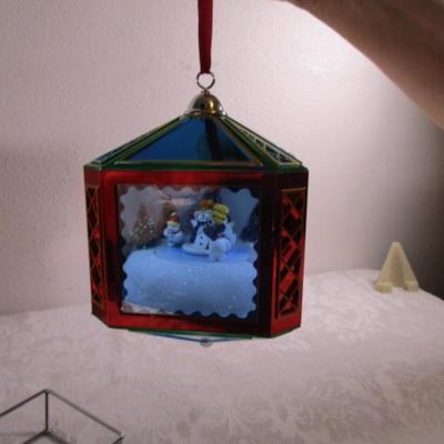 Musical Magic Scene ornament, has stand