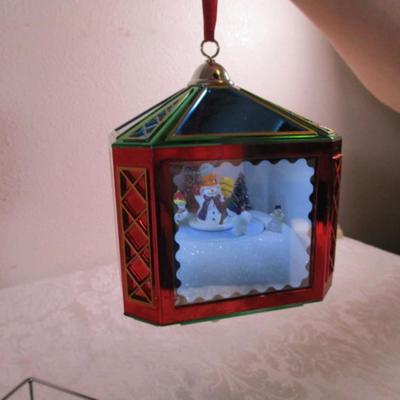 Musical Magic Scene ornament, has stand