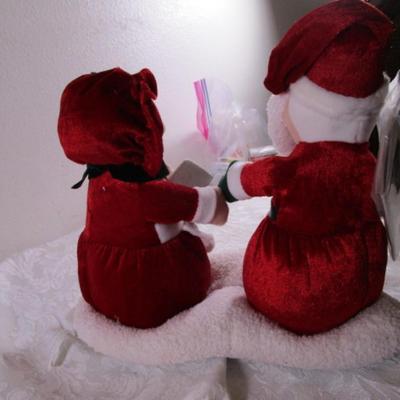 New with tags Dancing, singing solo and as a duet Santa & Mrs. Claus
