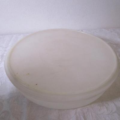 Tupperware round container with lid