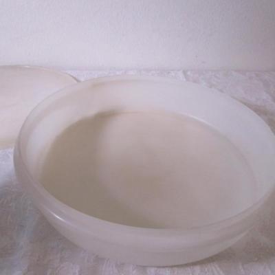 Tupperware round container with lid