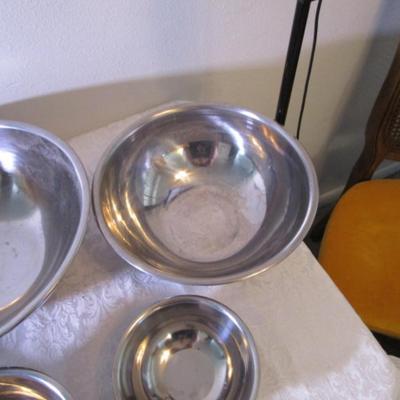 Vintage 6 stainless steel nesting mixing bowls