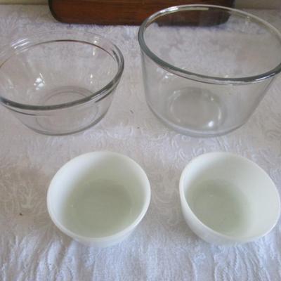 2 glass bowls, 2 custard bowls