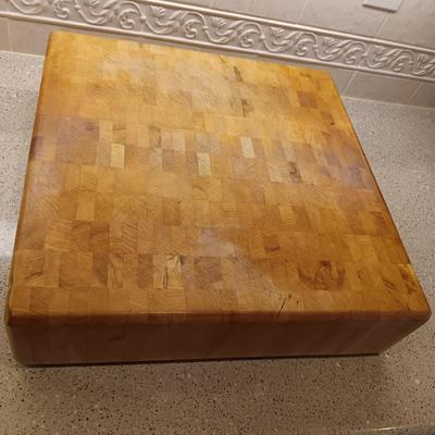 SOLID WOODEN BUTCHER BLOCK