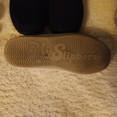 MEN'S NEW BALANCE, SKECHERS SLIP ON SHOES AND MY SLIPPERS SIZE 10