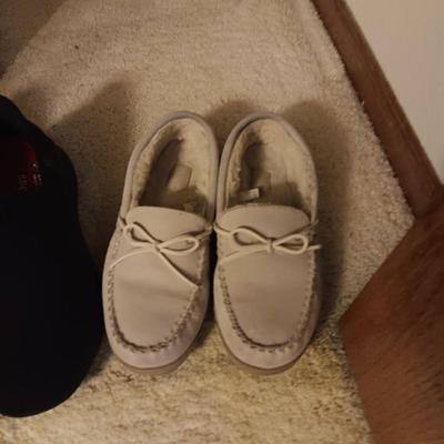 MEN'S NEW BALANCE, SKECHERS SLIP ON SHOES AND MY SLIPPERS SIZE 10