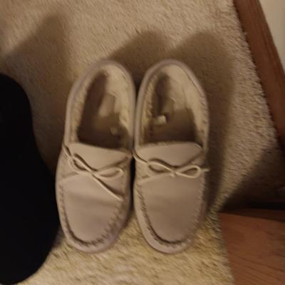 MEN'S NEW BALANCE, SKECHERS SLIP ON SHOES AND MY SLIPPERS SIZE 10