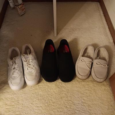 MEN'S NEW BALANCE, SKECHERS SLIP ON SHOES AND MY SLIPPERS SIZE 10