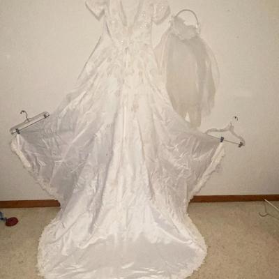 BREATHTAKING VINTAGE WEDDING DRESS, CLEANED AND PRESERVED MOST EXCEPTIONALLY!