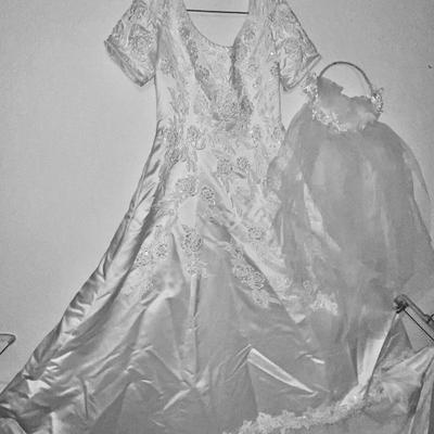 BREATHTAKING VINTAGE WEDDING DRESS, CLEANED AND PRESERVED MOST EXCEPTIONALLY!