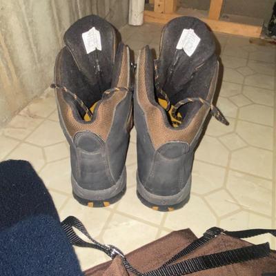 COLUMBIA HIKING/SNOW BOOTS, LCS WARM WEATHER BRIAR CHAPS & WOOL KNEE HI SOCKS