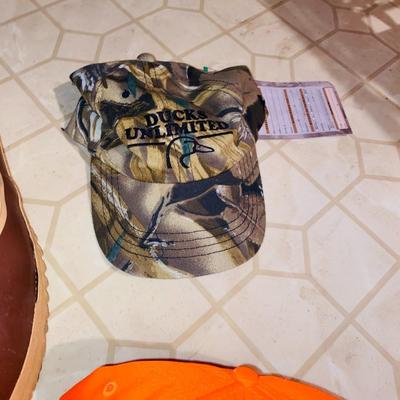 MENS SIZE 10 SNOW BOOTS, HI-VIS HATS, WOOL SOCKS AND MORE!