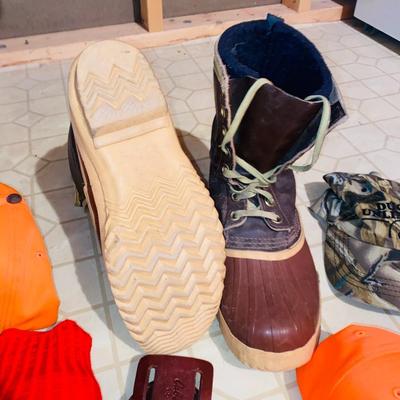 MENS SIZE 10 SNOW BOOTS, HI-VIS HATS, WOOL SOCKS AND MORE!