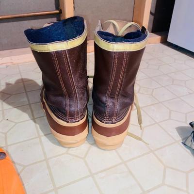 MENS SIZE 10 SNOW BOOTS, HI-VIS HATS, WOOL SOCKS AND MORE!