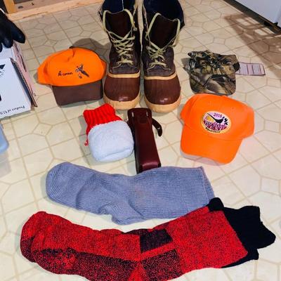 MENS SIZE 10 SNOW BOOTS, HI-VIS HATS, WOOL SOCKS AND MORE!