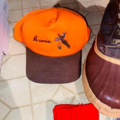 MENS SIZE 10 SNOW BOOTS, HI-VIS HATS, WOOL SOCKS AND MORE!