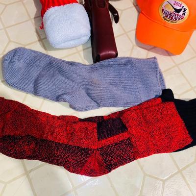 MENS SIZE 10 SNOW BOOTS, HI-VIS HATS, WOOL SOCKS AND MORE!