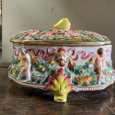 Capodimonte footed casserole dish cherubs