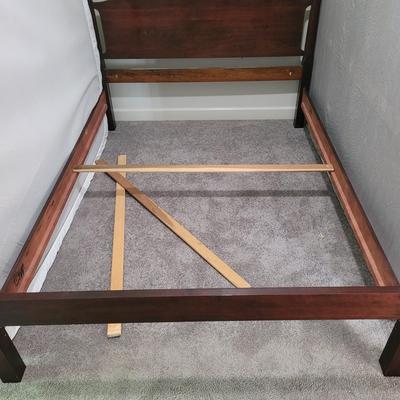 Wooden Four Post Queen Bed (PB-MG)