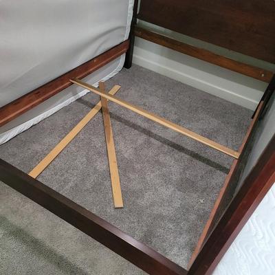 Wooden Four Post Queen Bed (PB-MG)
