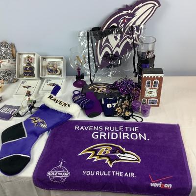 G8335 Baltimore Ravens Christmas Decor & Celebration Lot