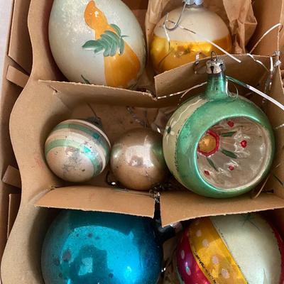 Collection of 13 vintage Christmas ornaments with no box top Lot #4