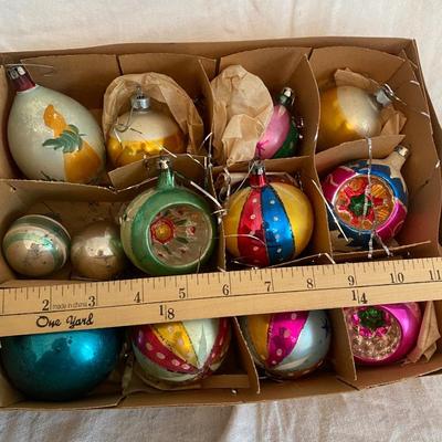 Collection of 13 vintage Christmas ornaments with no box top Lot #4