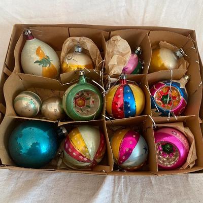 Collection of 13 vintage Christmas ornaments with no box top Lot #4