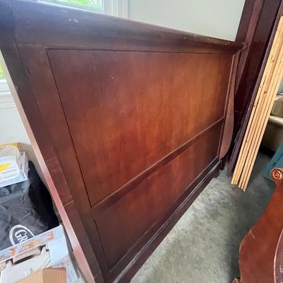 Wooden Queen Sleigh Bed With Wooden Side Rails (G-GB2-MG