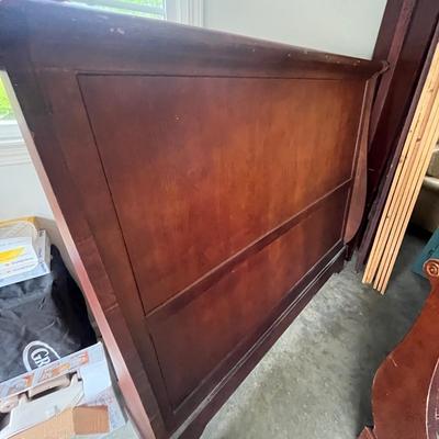 Wooden Queen Sleigh Bed With Wooden Side Rails (G-GB2-MG
