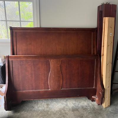 Wooden Queen Sleigh Bed With Wooden Side Rails (G-GB2-MG