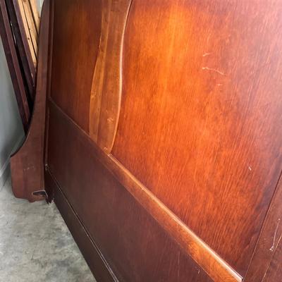 Wooden Queen Sleigh Bed With Wooden Side Rails (G-GB2-MG