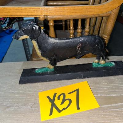 X37-Cast Iron Dog Figure
