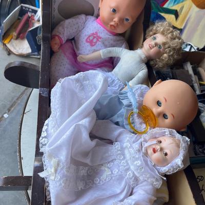 Doll Cradle with 4 dolls