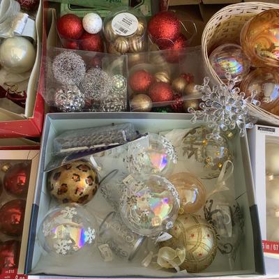 G8109 Large Assortment of Glass & Plastic Christmas Ball Ornaments