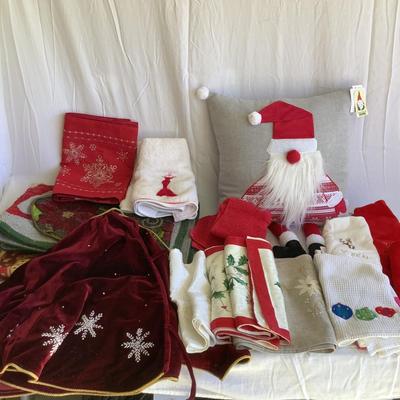 G 8114 Assorted Christmas Kitchen Towels & Decorations Lot