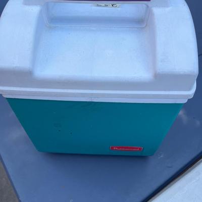 Rubber maid cooler 7”x 8 1/2” x 10”