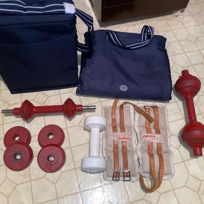THIRTY ONE TRAVEL BLANKET, INSULATED BAG, HAND DUMBBELLS AND ANKLE WEIGHTS PLUS AN EXERCISE BALL