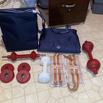 THIRTY ONE TRAVEL BLANKET, INSULATED BAG, HAND DUMBBELLS AND ANKLE WEIGHTS PLUS AN EXERCISE BALL