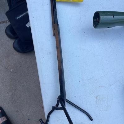 Ditch oven lid lifter