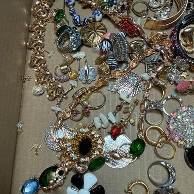 J32-flat of costume jewelry