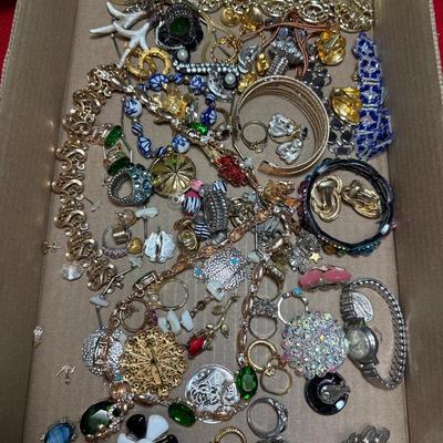 J32-flat of costume jewelry