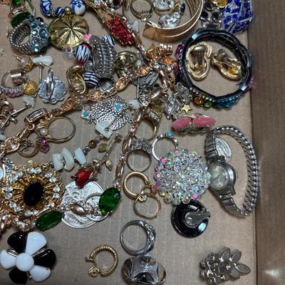 J32-flat of costume jewelry