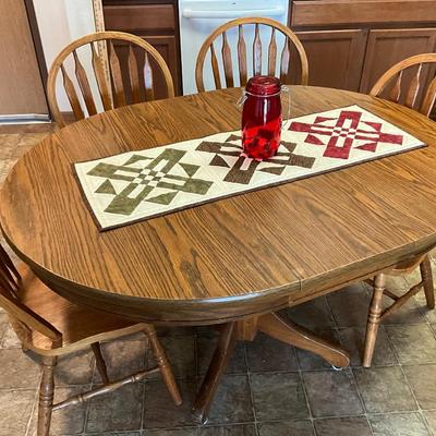 Beautiful Kitchen Table w/4chair, w/leaf