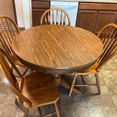 Beautiful Kitchen Table w/4chair, w/leaf