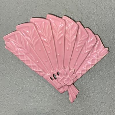 McCOY PINK FAN WALL POCKET INTRODUCED IN 1956