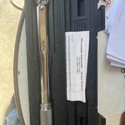 Micrometer adjustable torque wrench