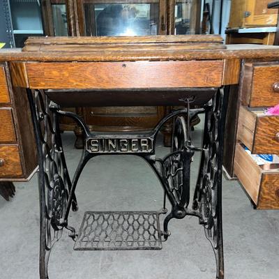 X116-antique singer sewing machine
