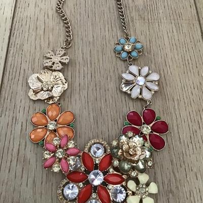 Very beautiful gold toned flower statement, necklace